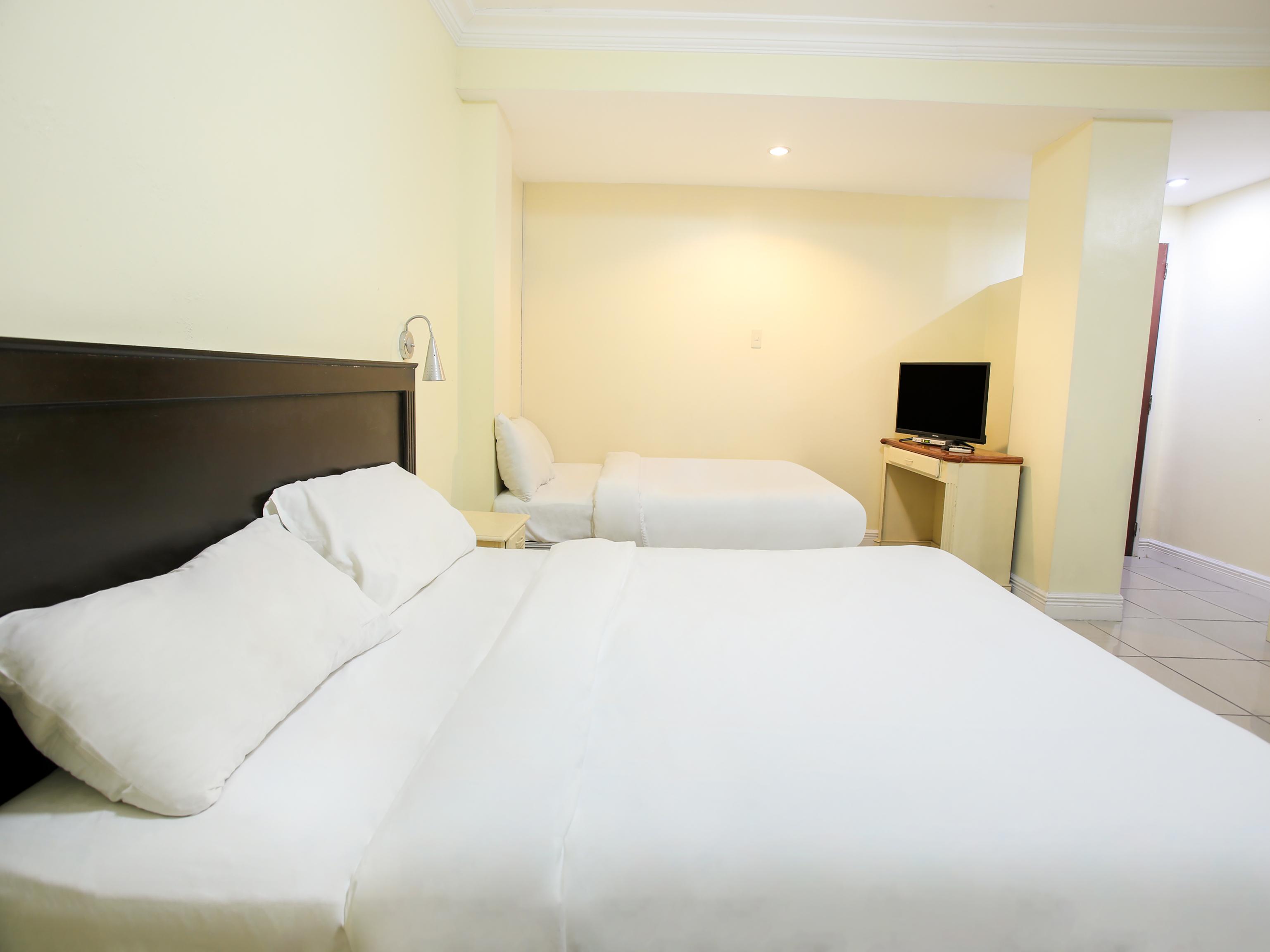 Hotel Euroasia By Bluebookers Анхелес Екстериор снимка