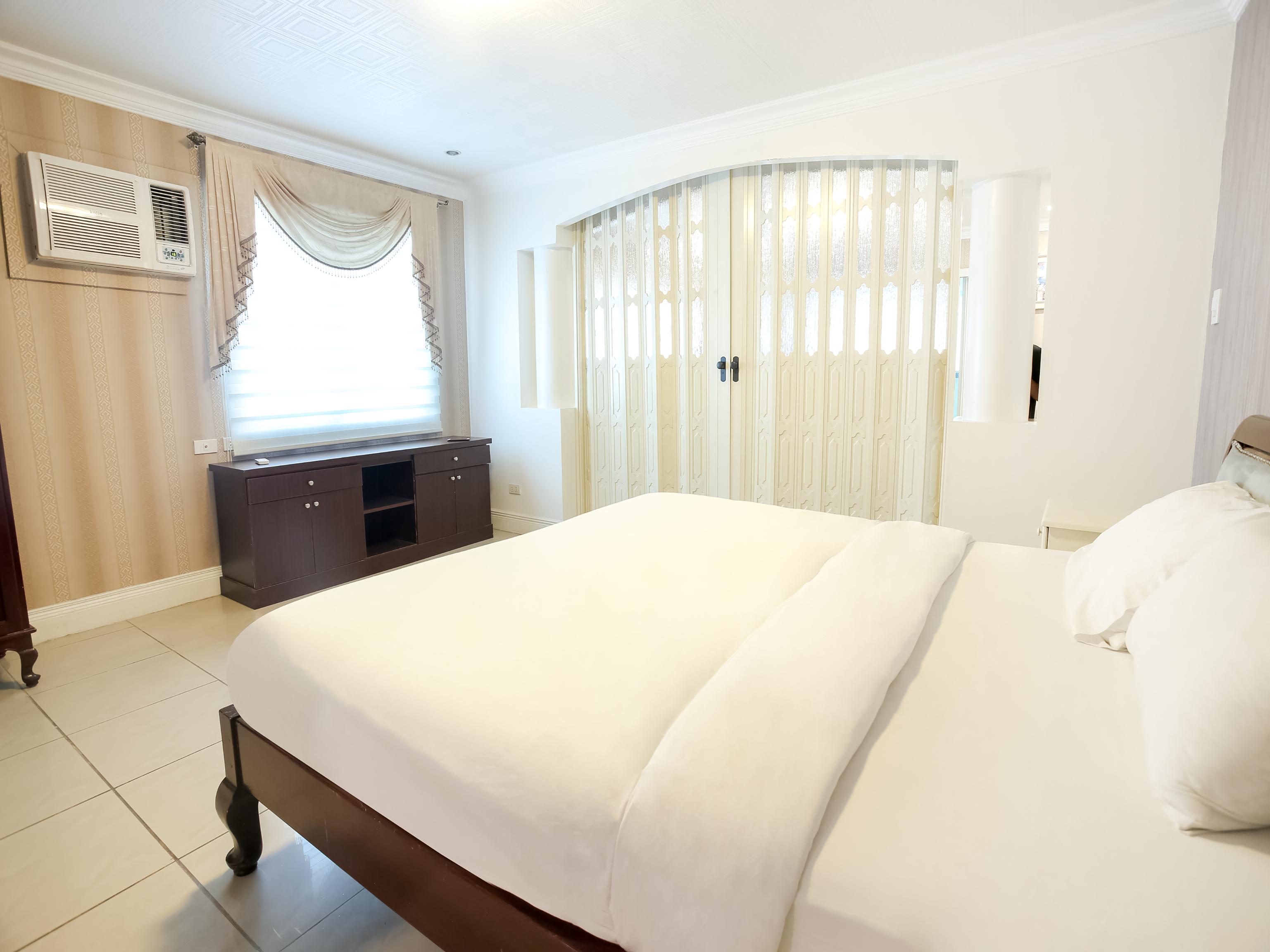 Hotel Euroasia By Bluebookers Анхелес Екстериор снимка