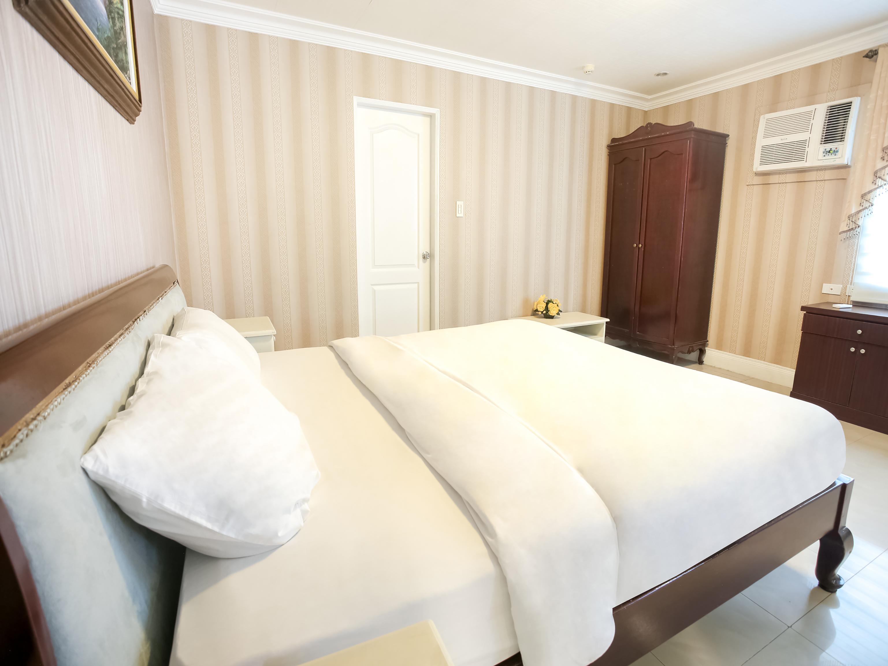 Hotel Euroasia By Bluebookers Анхелес Екстериор снимка