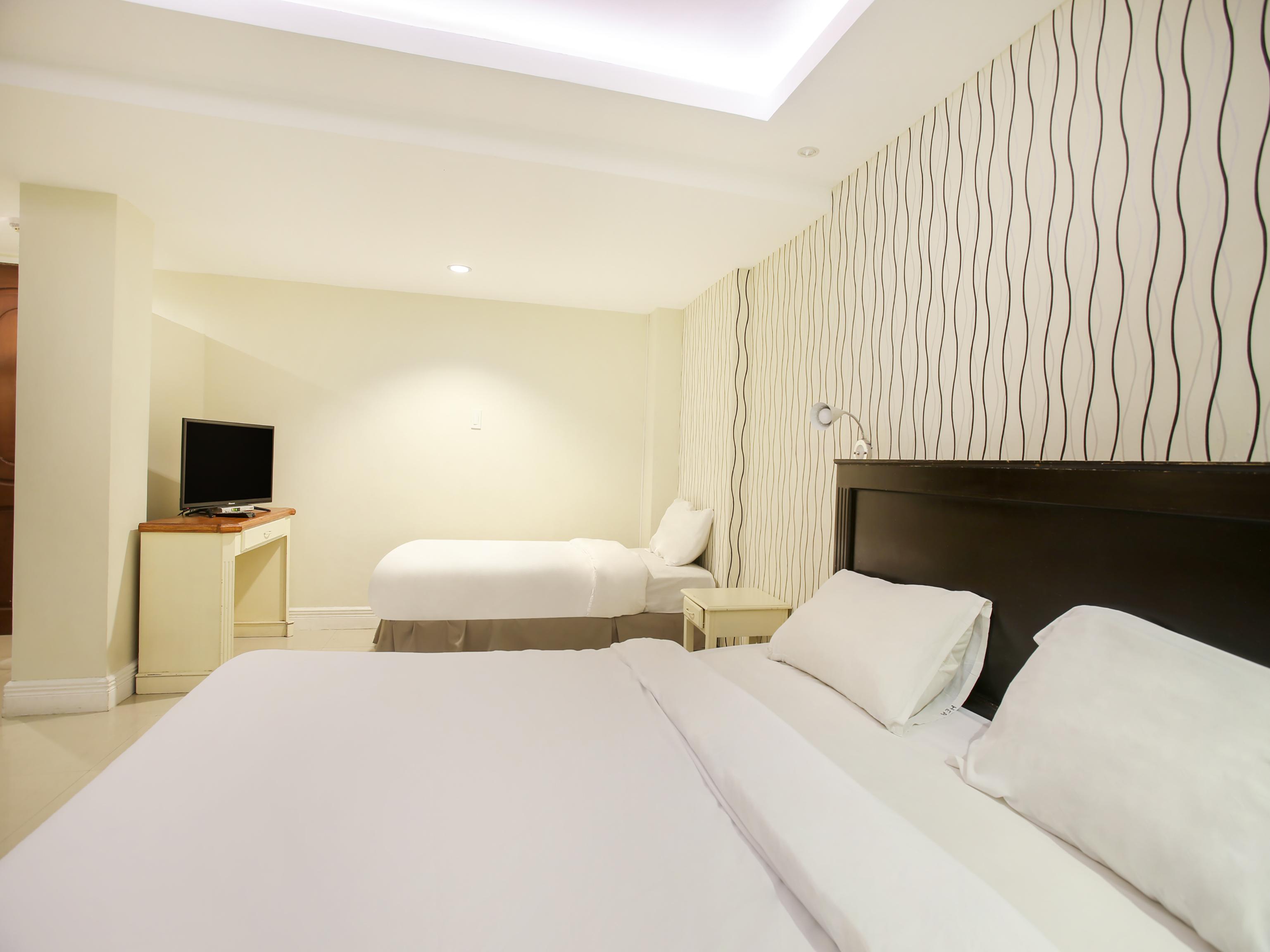 Hotel Euroasia By Bluebookers Анхелес Екстериор снимка