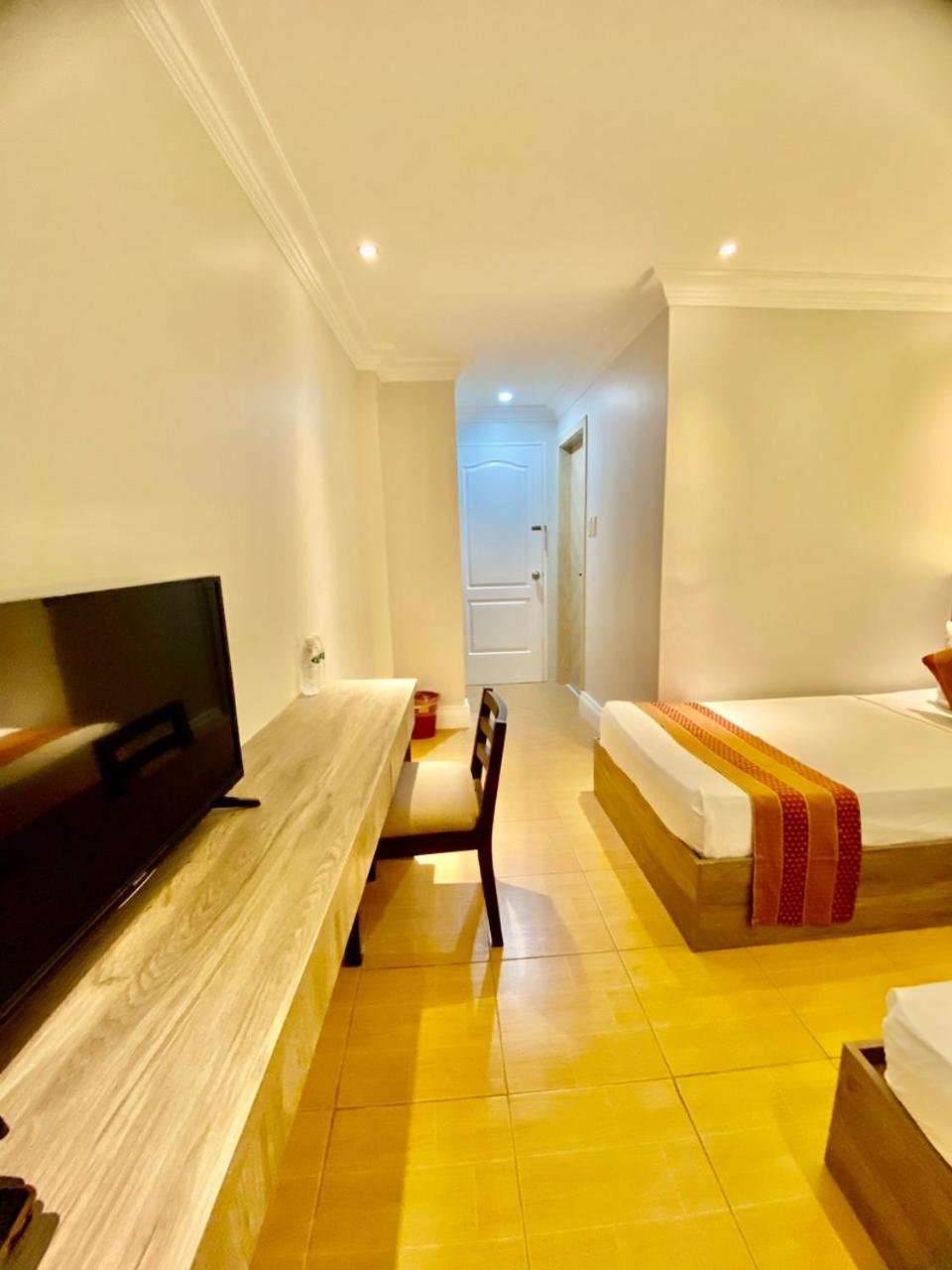 Hotel Euroasia By Bluebookers Анхелес Екстериор снимка