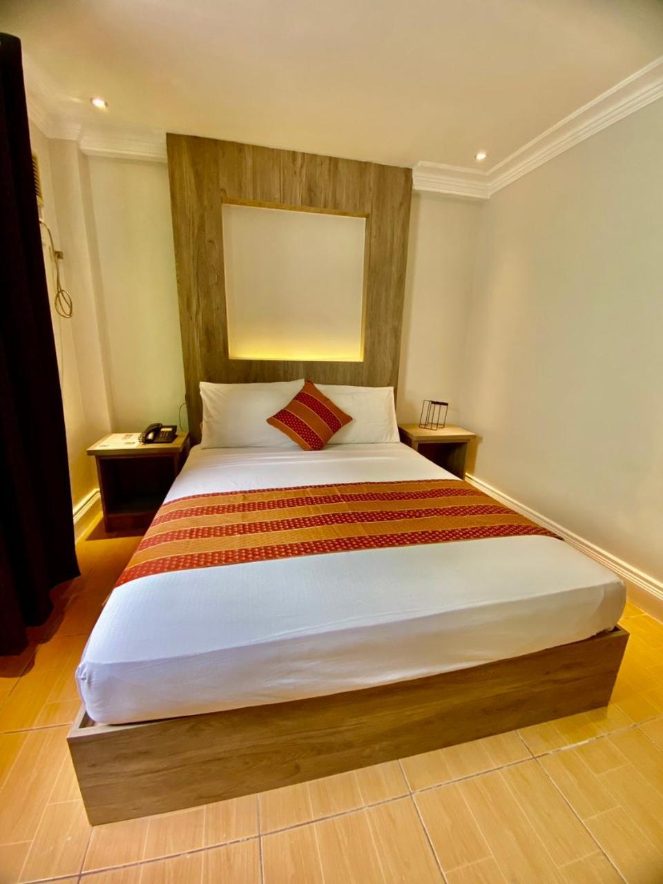 Hotel Euroasia By Bluebookers Анхелес Екстериор снимка