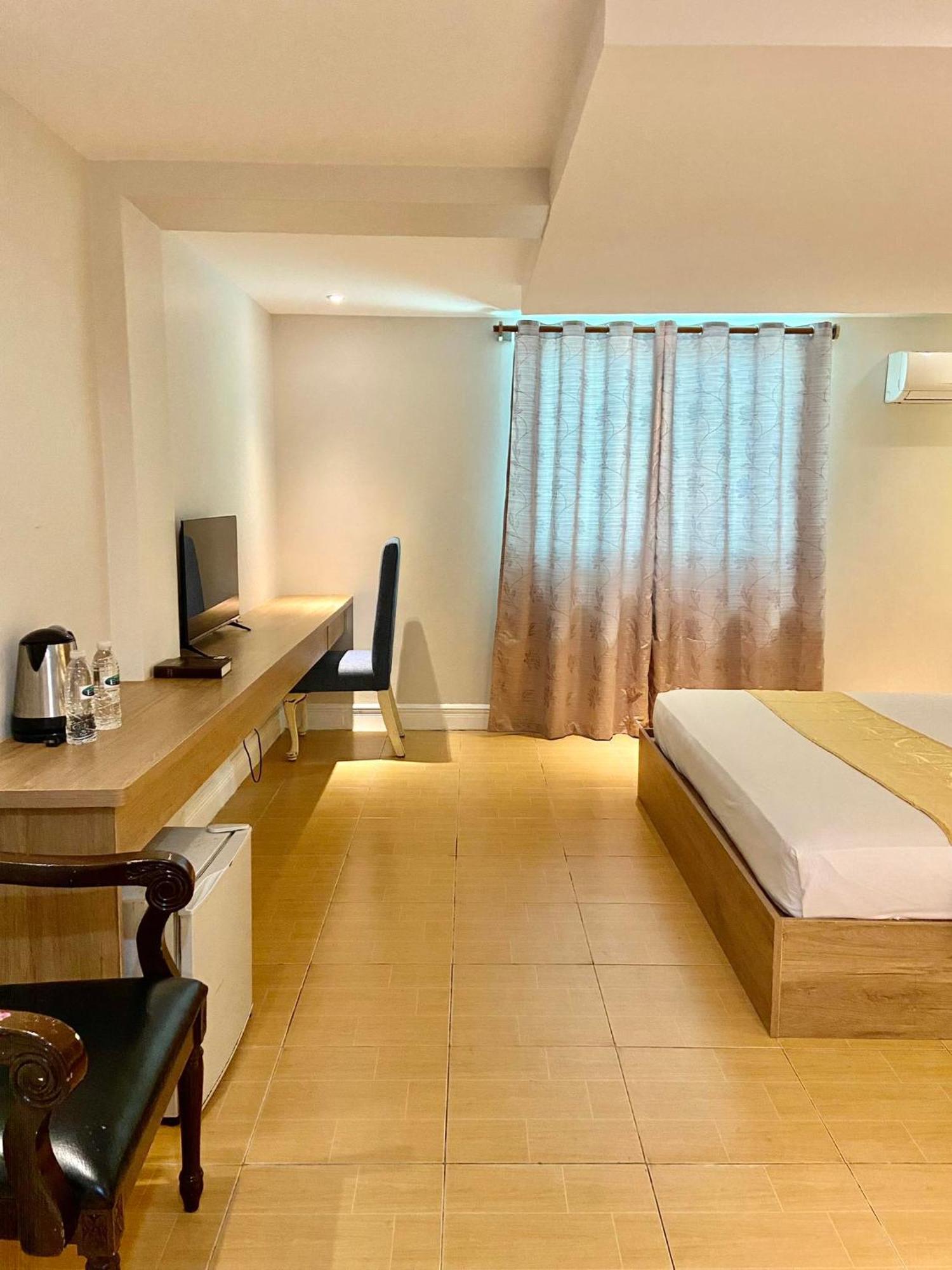 Hotel Euroasia By Bluebookers Анхелес Екстериор снимка